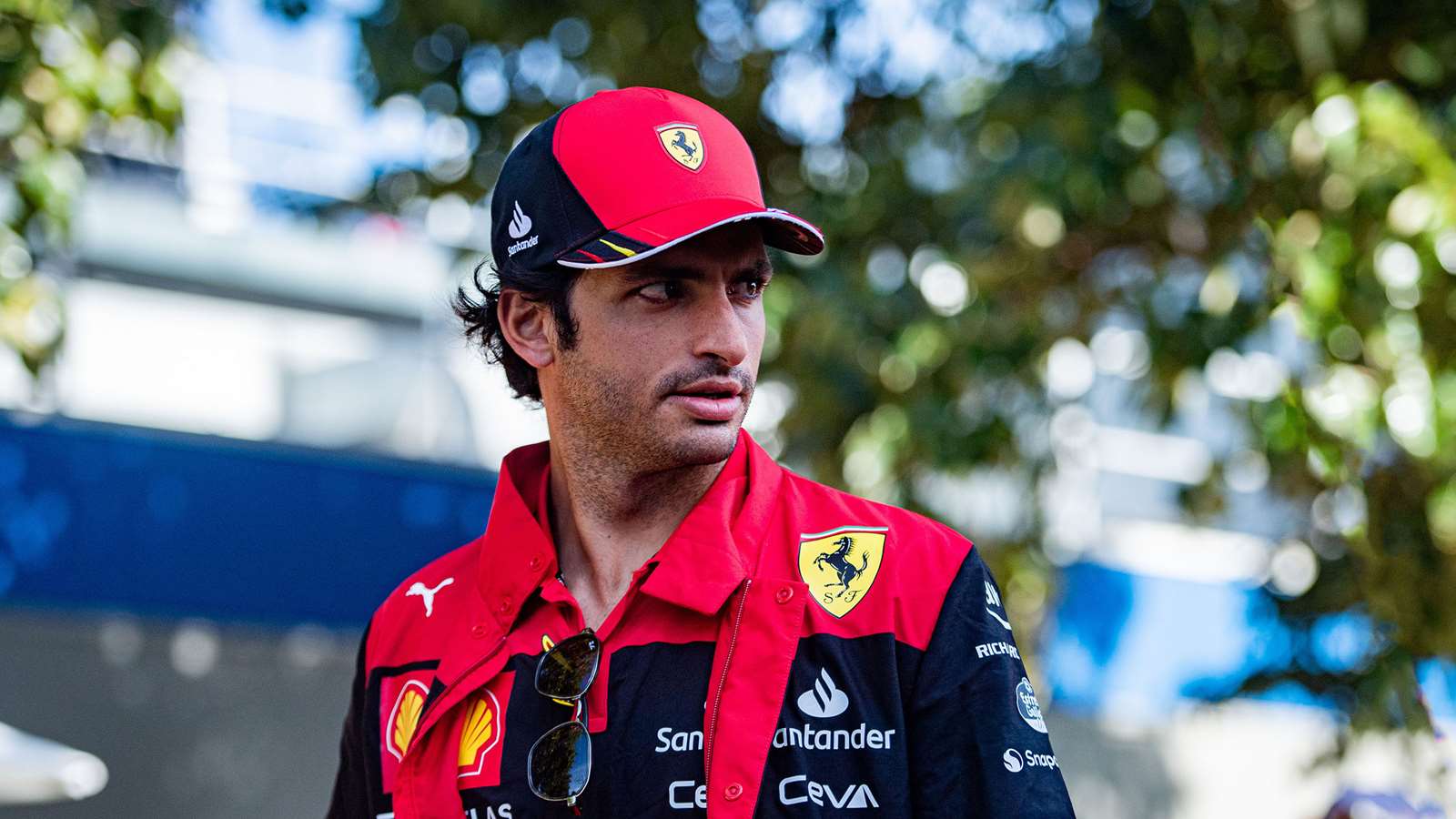 Carlos Sainz signs new Ferrari contract