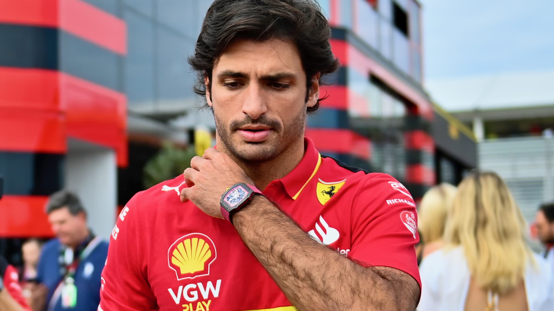F1 driver Carlos Sainz catches thieves