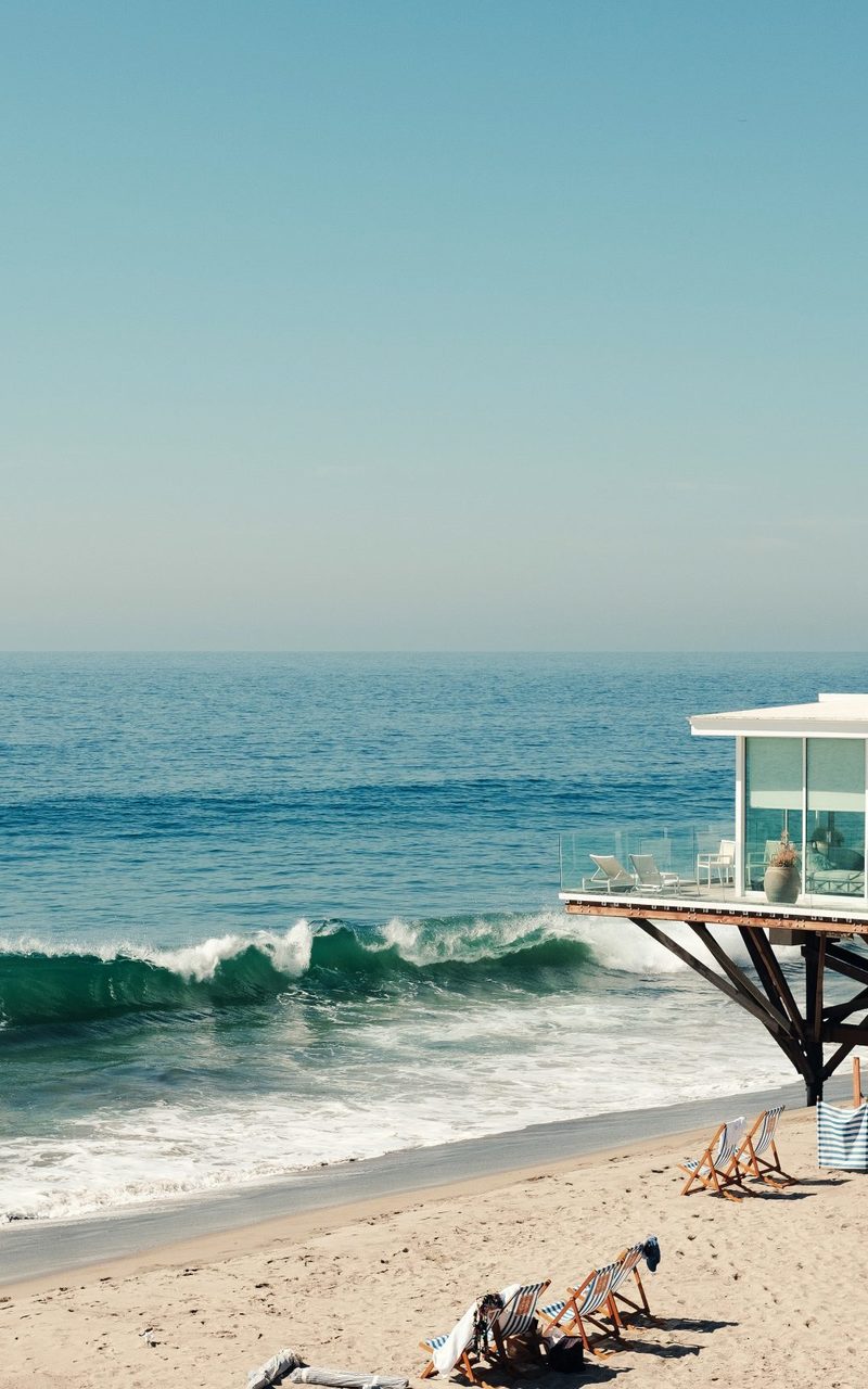 Beach house beside the ocean in Malibu