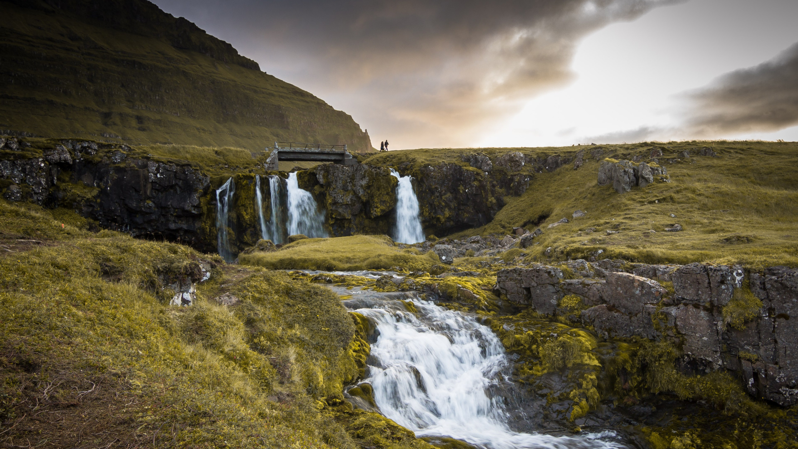 Download wallpaper: Iceland falls 2560x1440