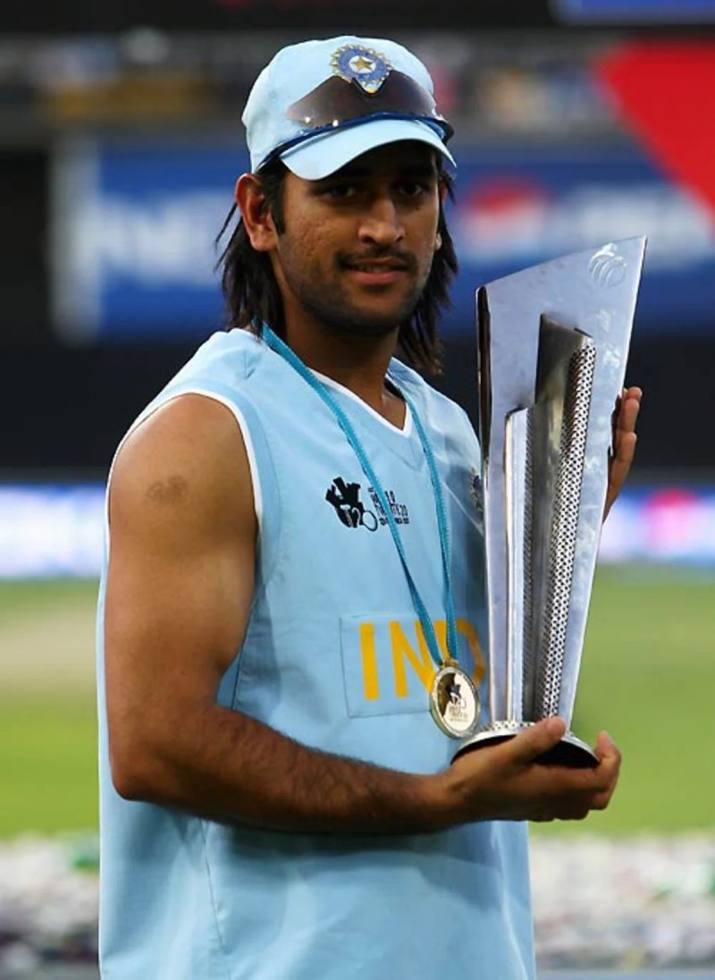 Ms Dhoni Trophy Photo