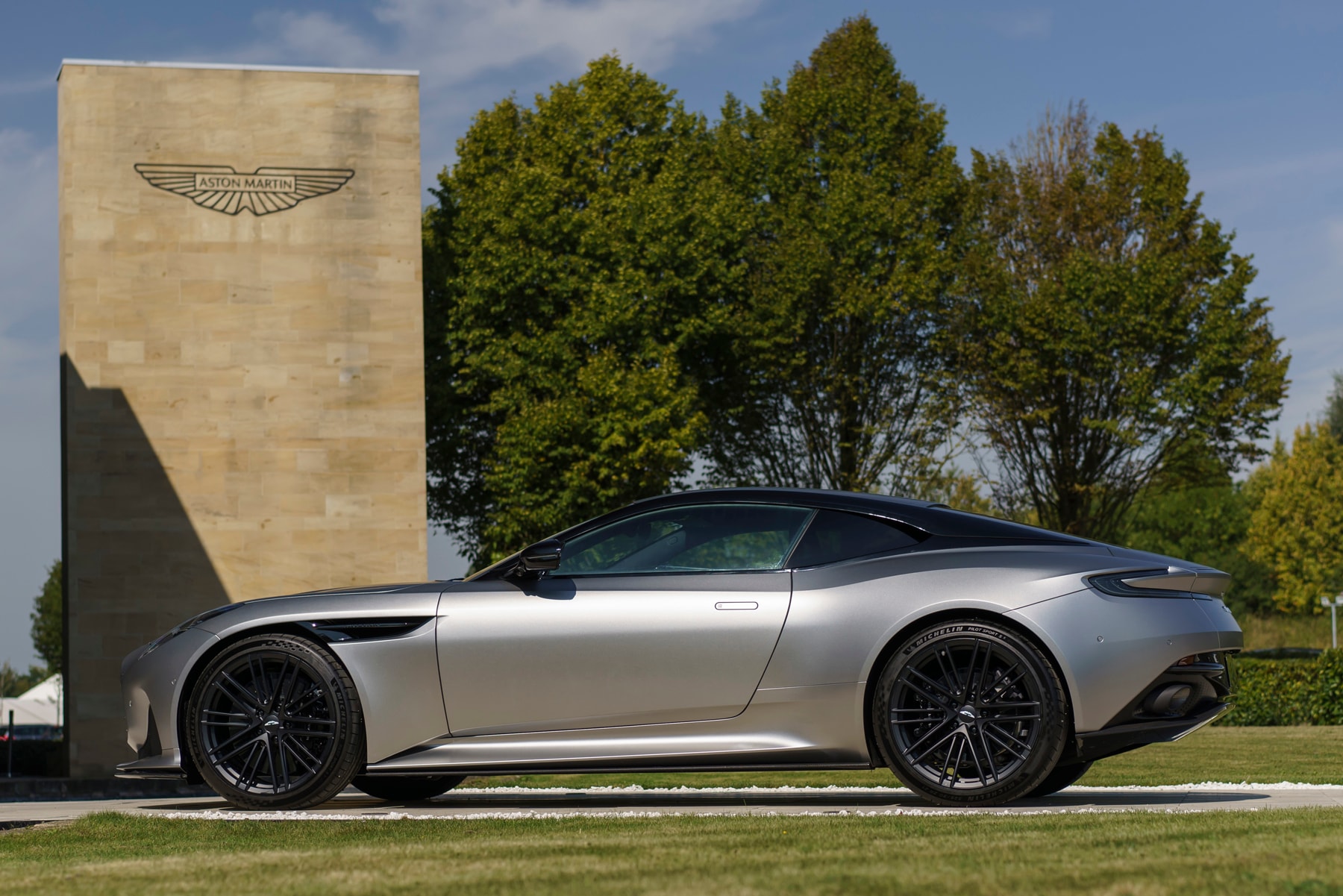 Aston Martin DB12 Super Tourer: Closer