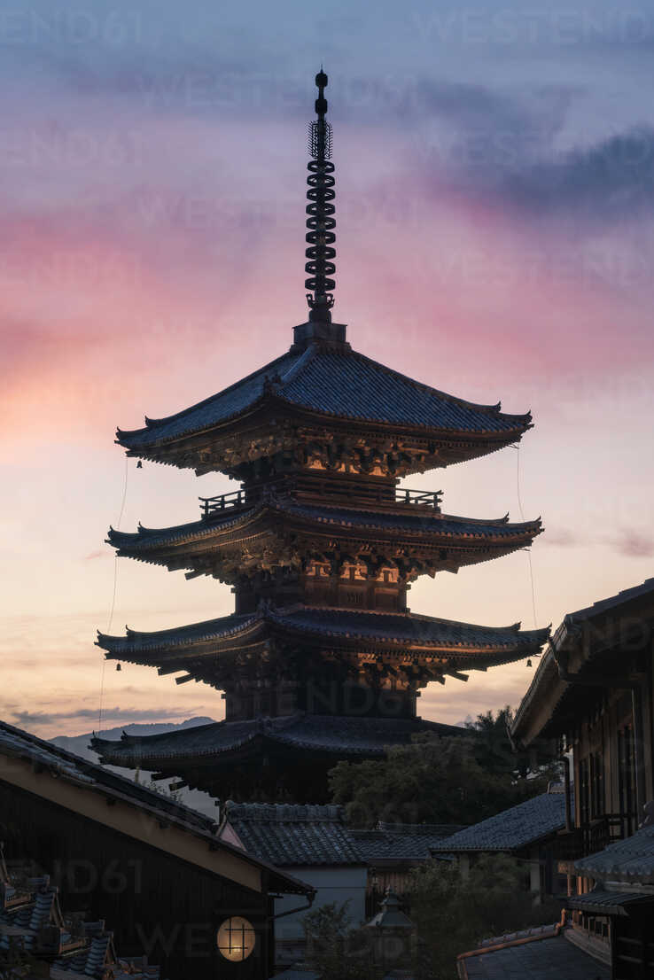Japan, Kyoto, Gion, Temple at sunset