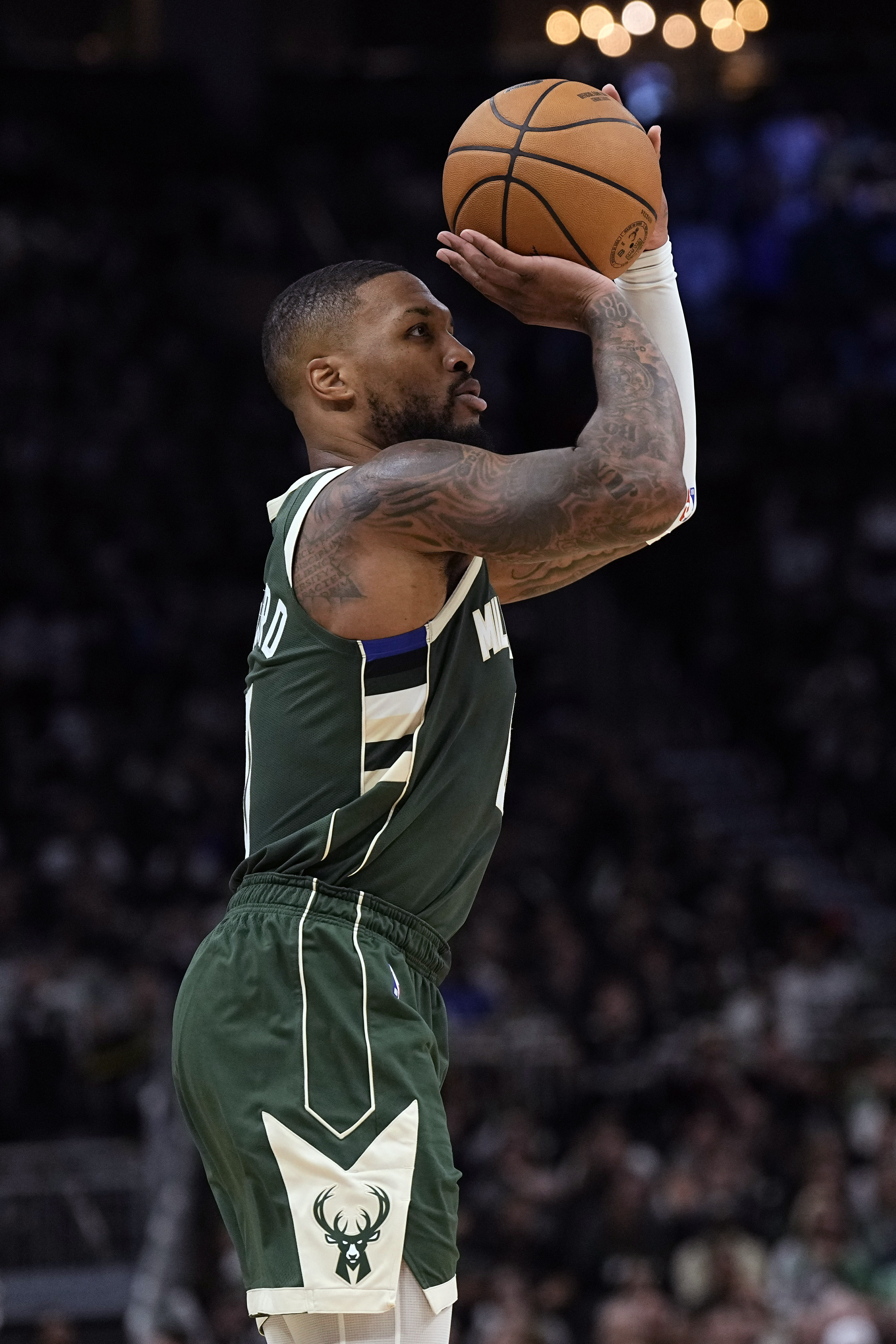 Damian Lillard pours in 39 to win Bucks