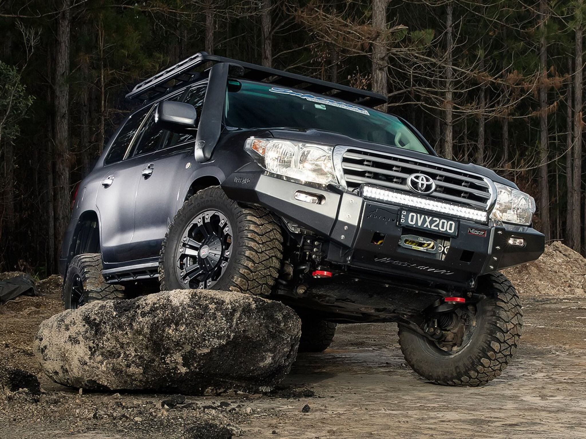 Toyota LandCruiser LC200: Custom 4x4
