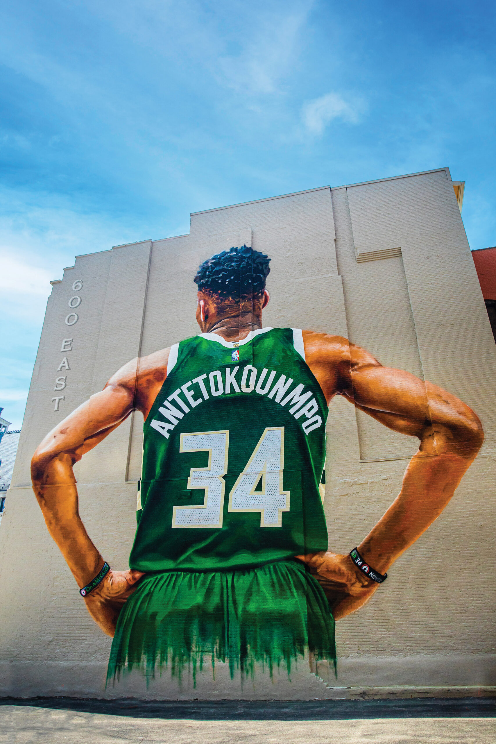 Giannis Antetokounmpo Signs Extension