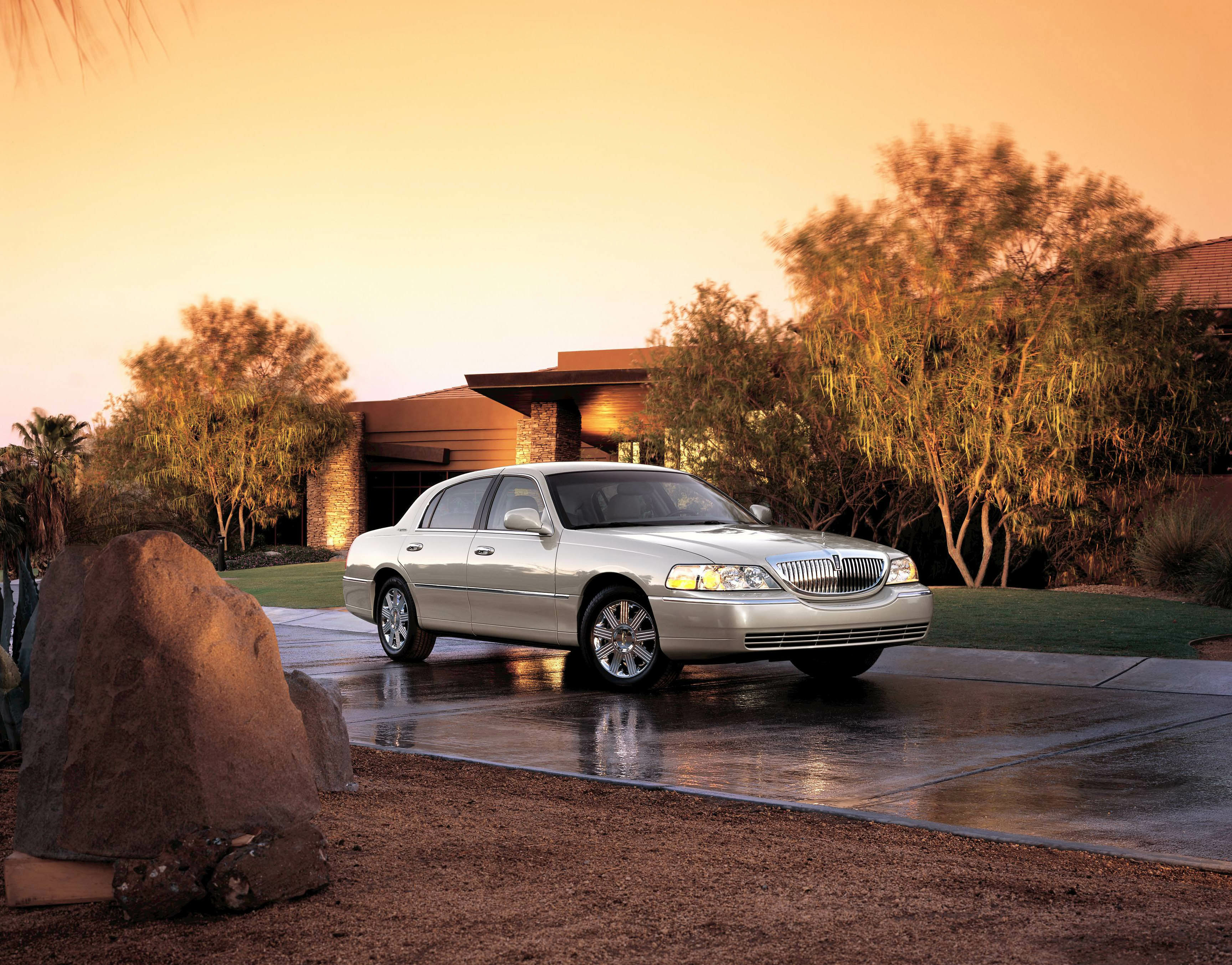 Lincoln Town Car Specs, Price, MPG