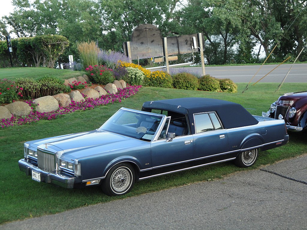 Lincoln Continental Town Car