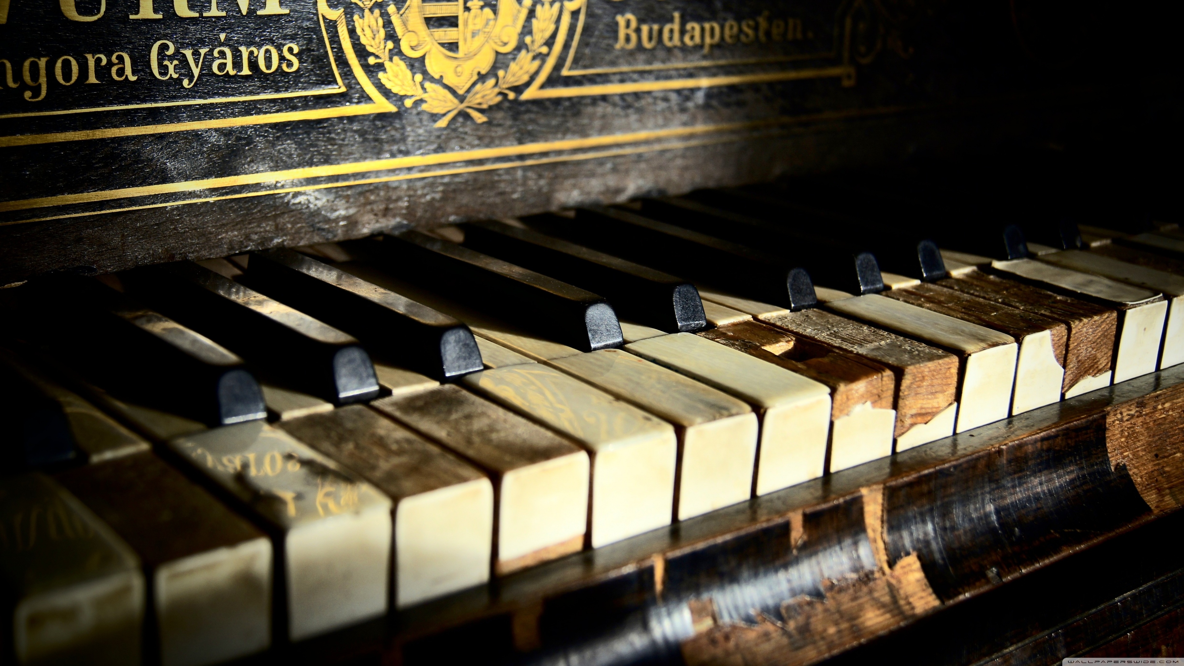 Old Piano Ultra HD Desktop Background