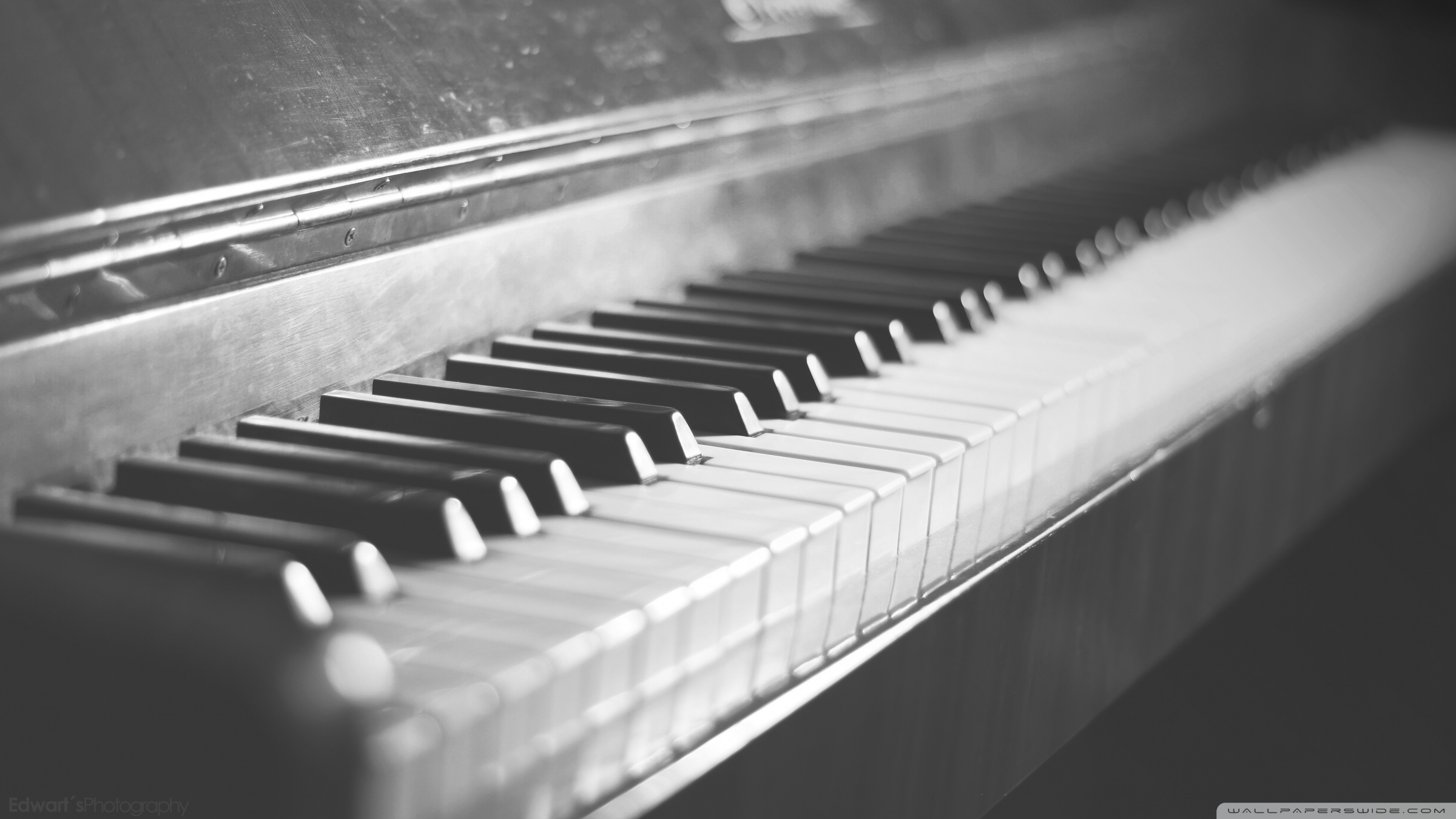 Old Vintage Piano Ultra HD Desktop
