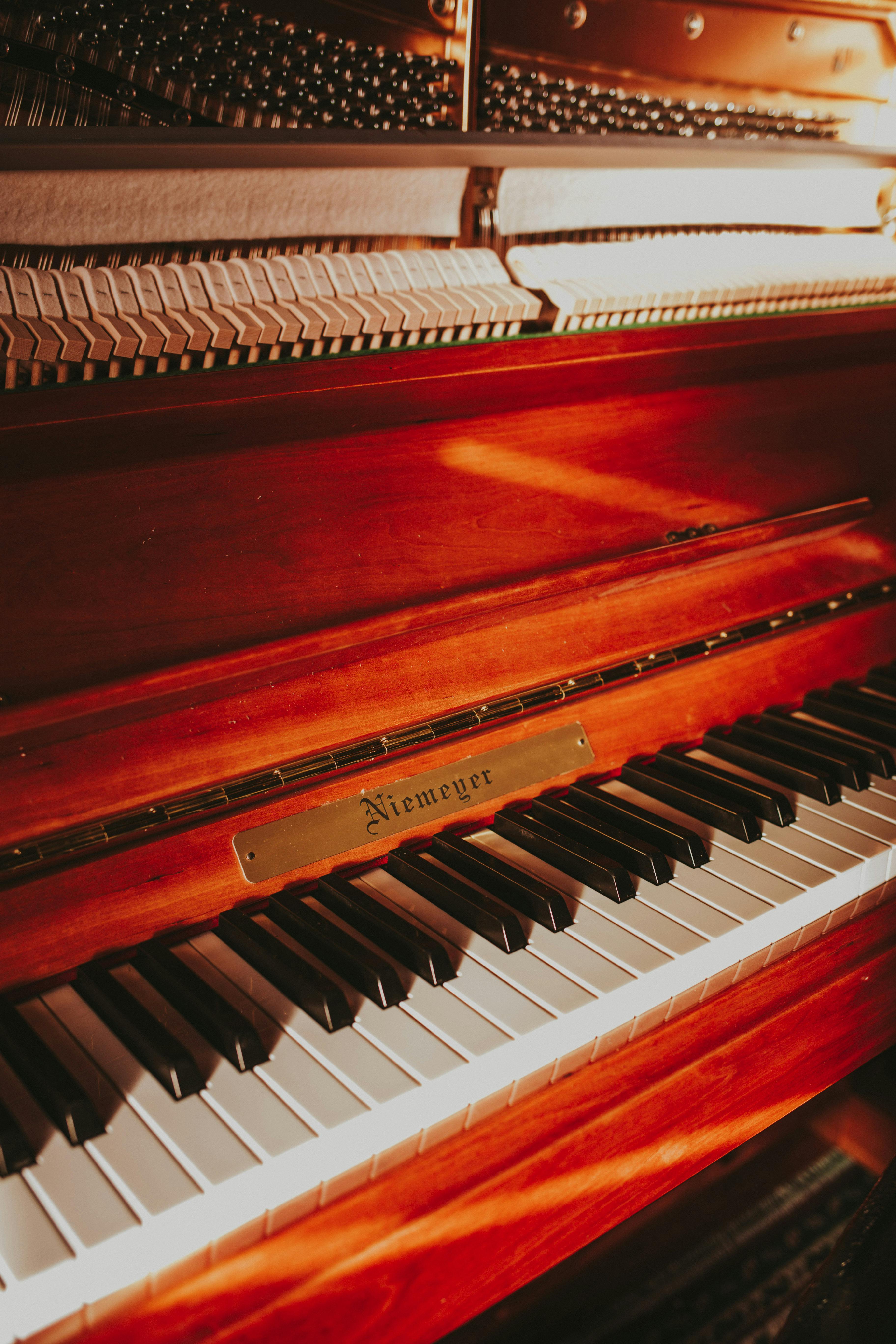 Vintage Piano · Free