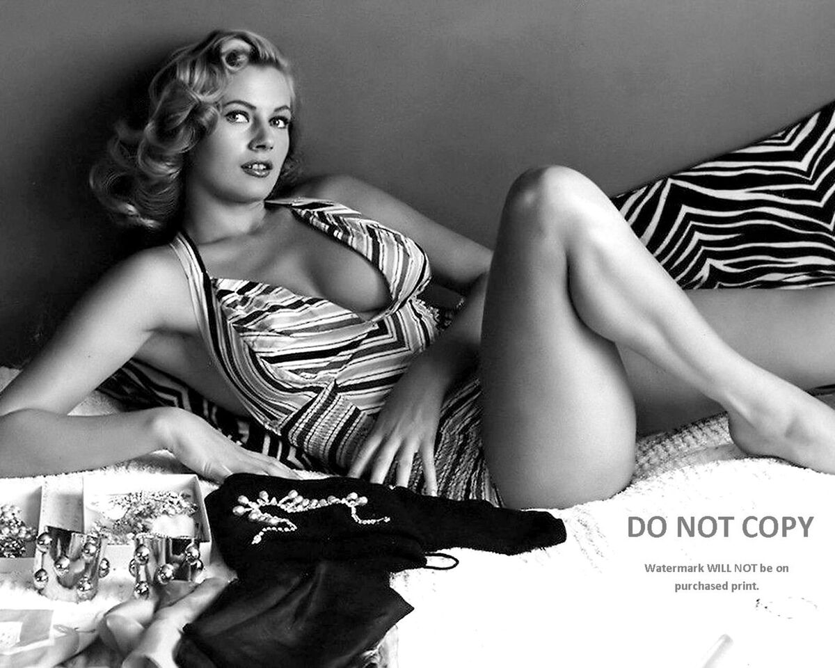 ACTRESS ANITA EKBERG PIN UP