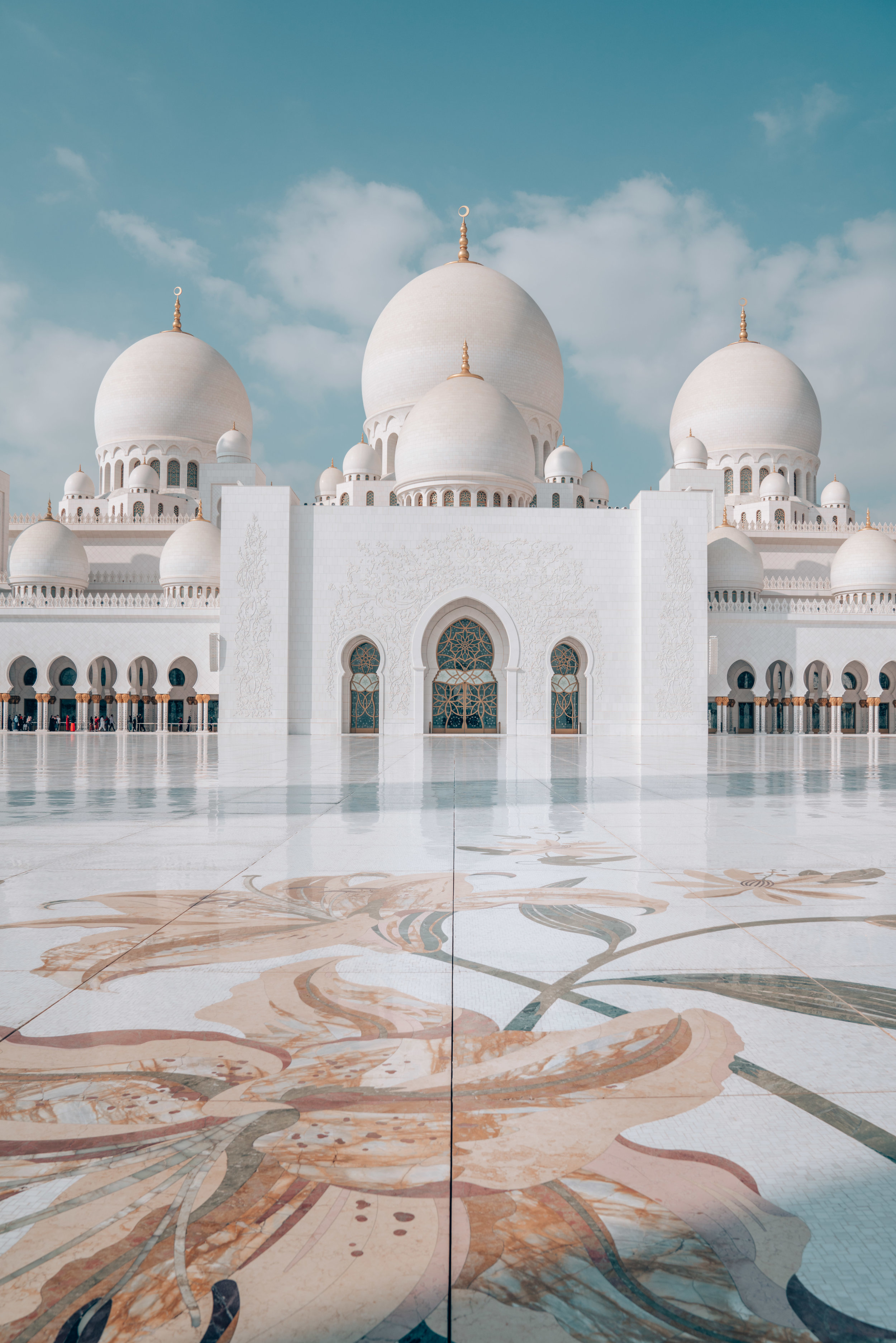 SHEIKH ZAYED MOSQUE IN ABU DHABI