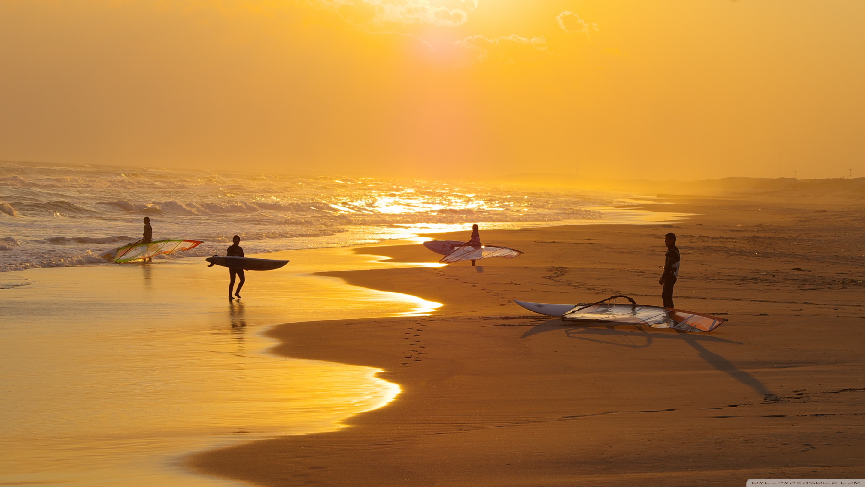Surfers Ultra HD Desktop Background