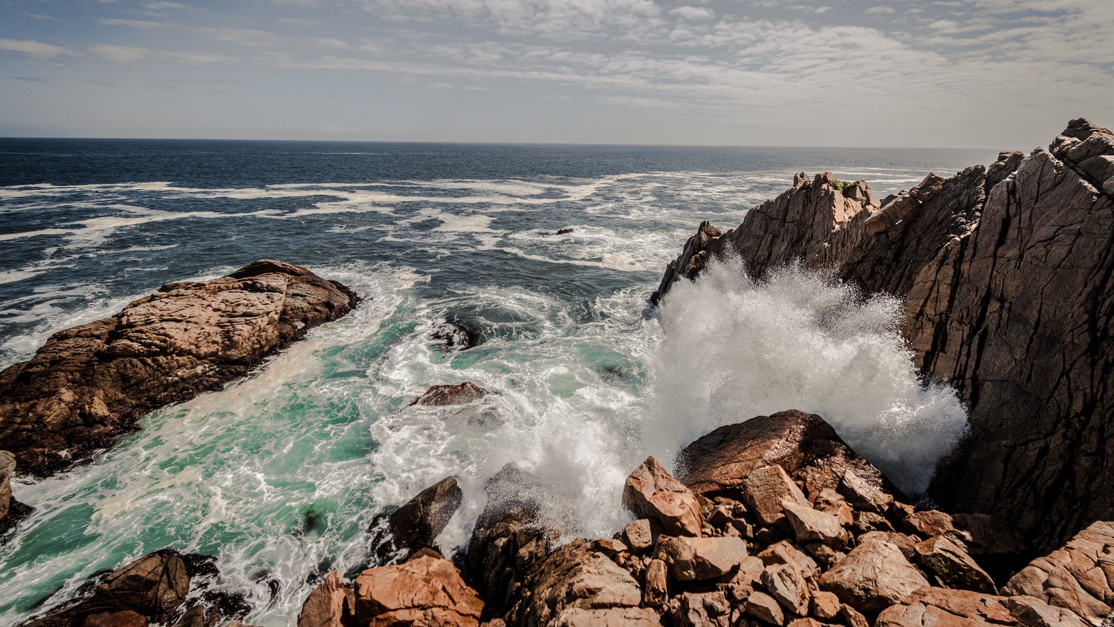 Waves in the sea crashing against rocks