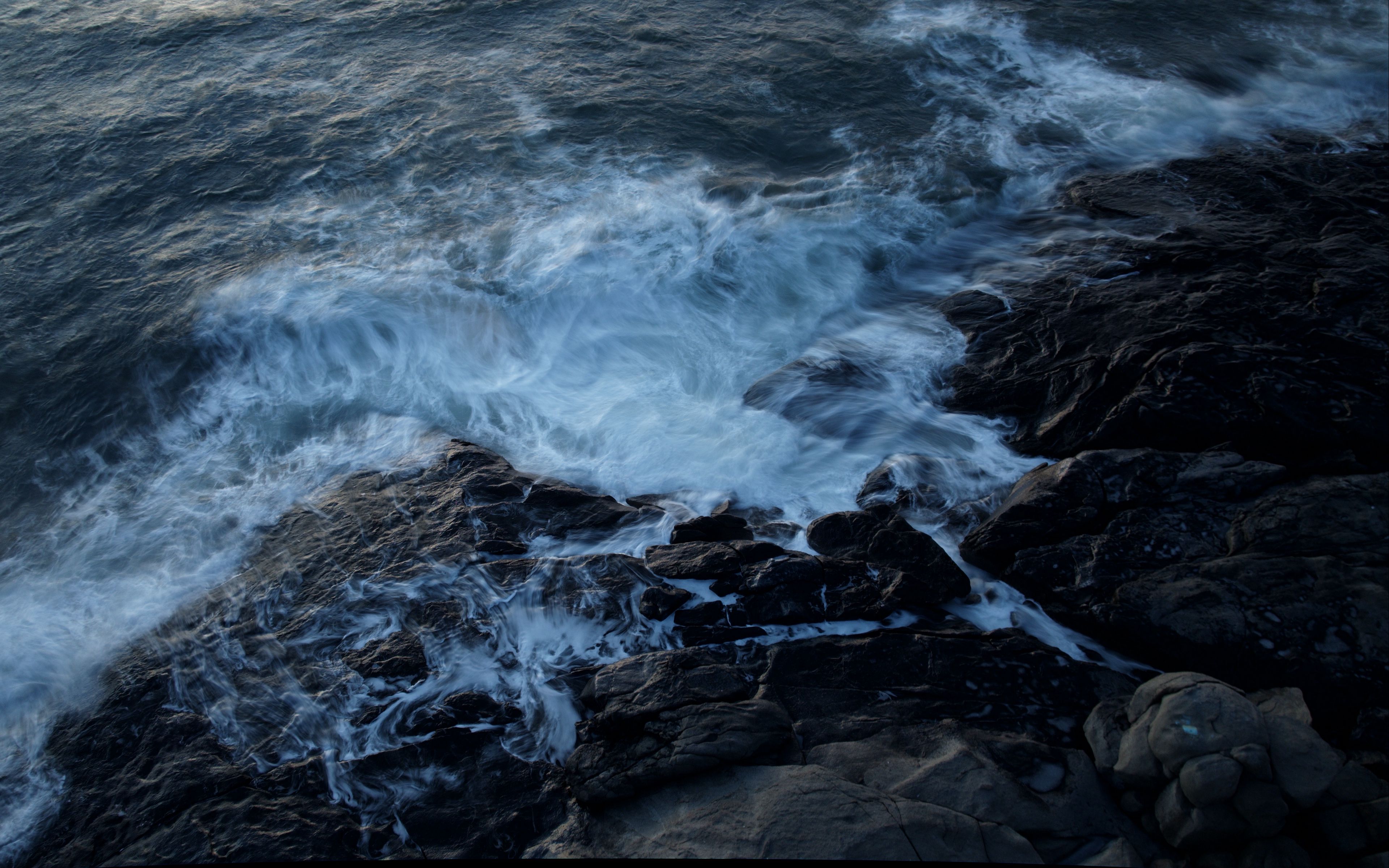 Waves tossing rocks Wallpaper 4k HD ID