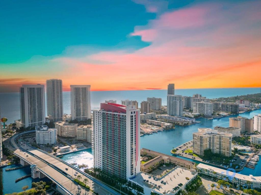 Amenities BALCONY w Stunning Views