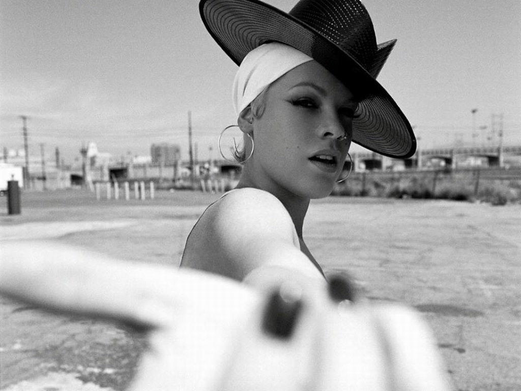 new update Pink Singer Wallpaper