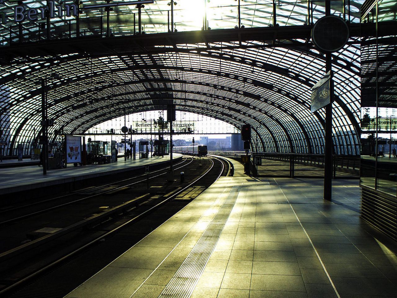 Download wallpaper 1280x960 city, train