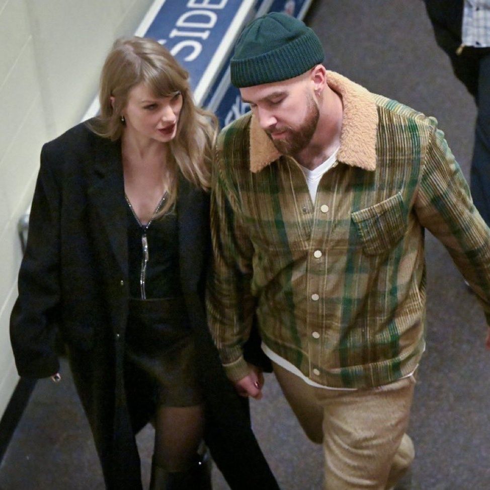 Taylor Swift cozies up to Travis Kelce