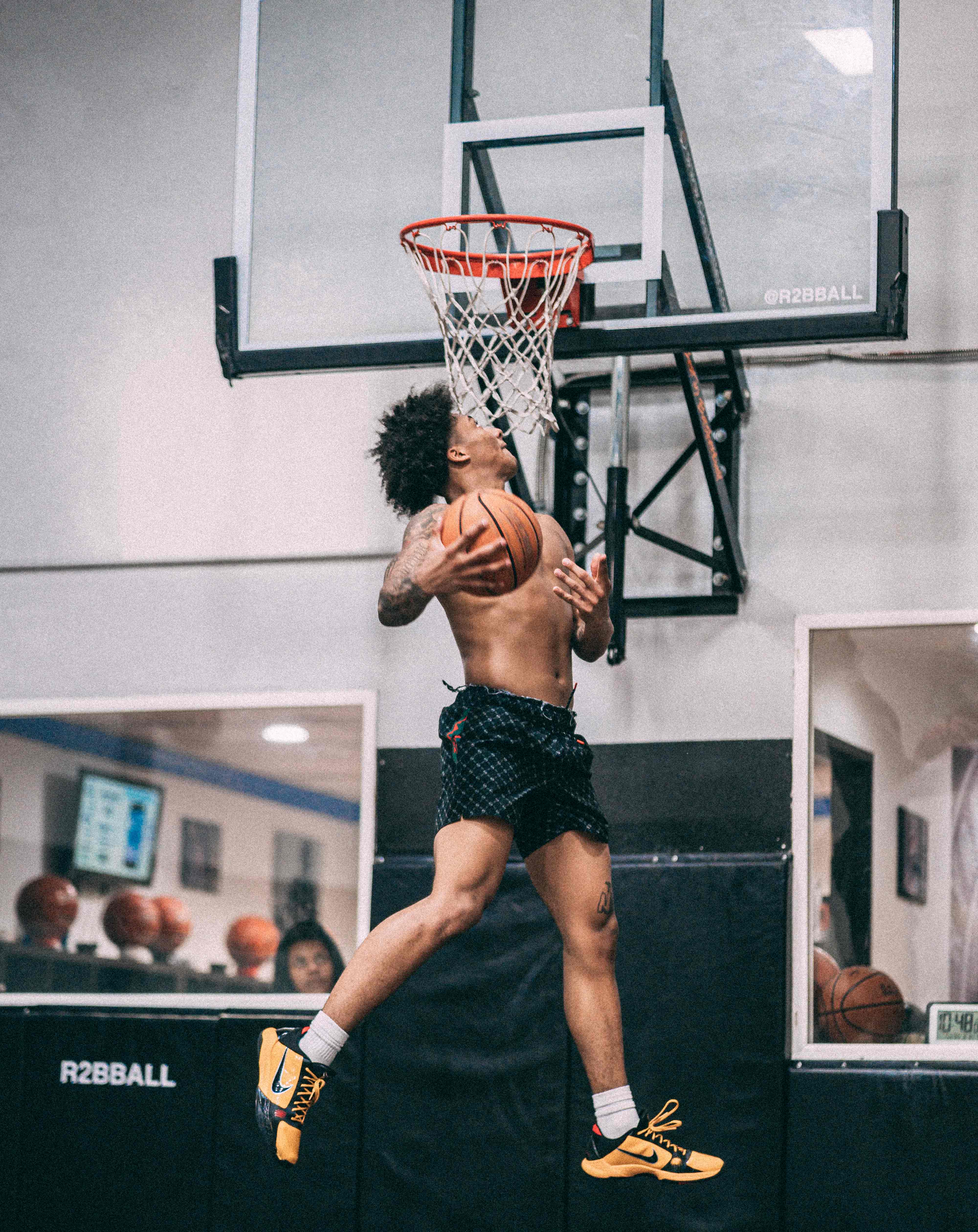 Mikey Williams Dunking 4k Wallpaper