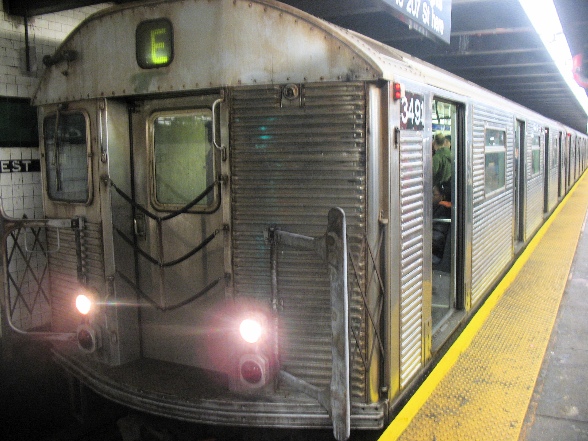 R32 Subway on New York E