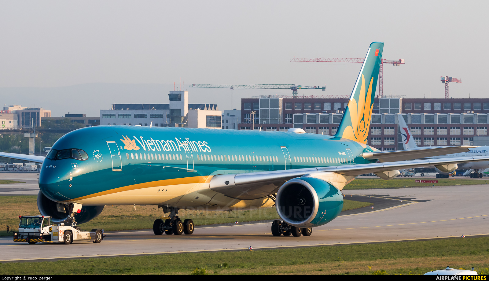 VN A891 Airlines Airbus A350