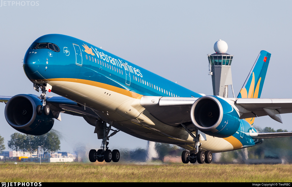 A Vietnam Airlines A350 departing