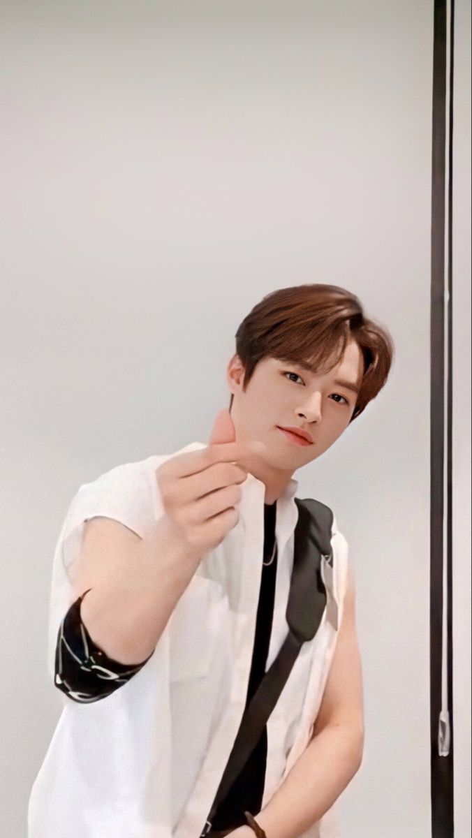 Stray Kids Lee Know Wallpaper. Lee