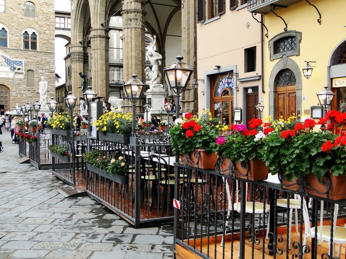 outdoor cafes in Italy!. Outdoor cafe