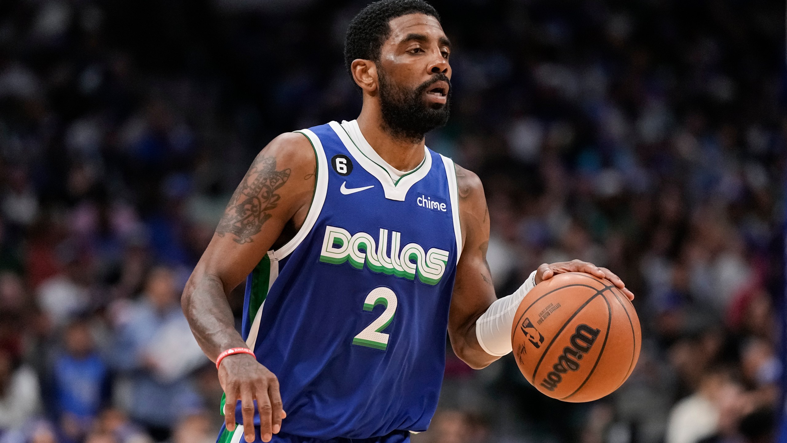 Kyrie Irving agrees to stay with Mavs