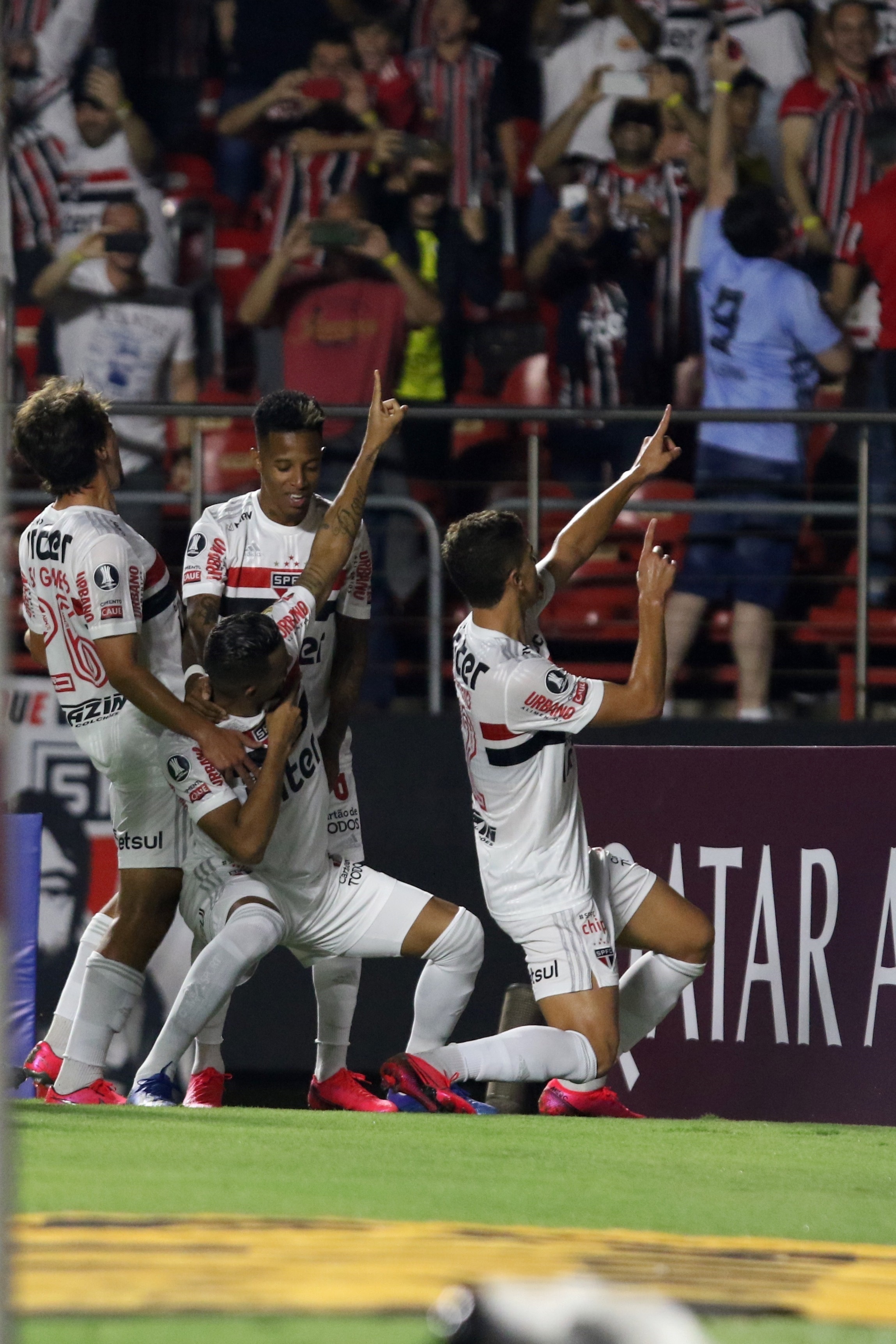 São Paulo atropela LDU por 3 a 0, ganha