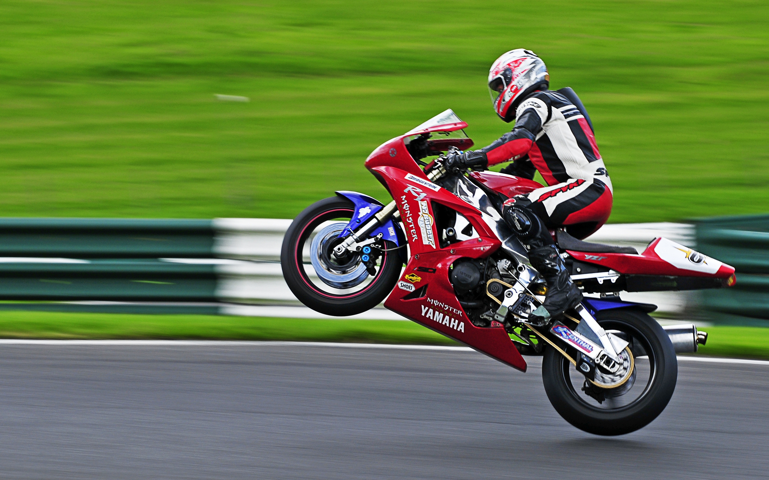 Yamaha R1 Wheelie 2560 x 1600