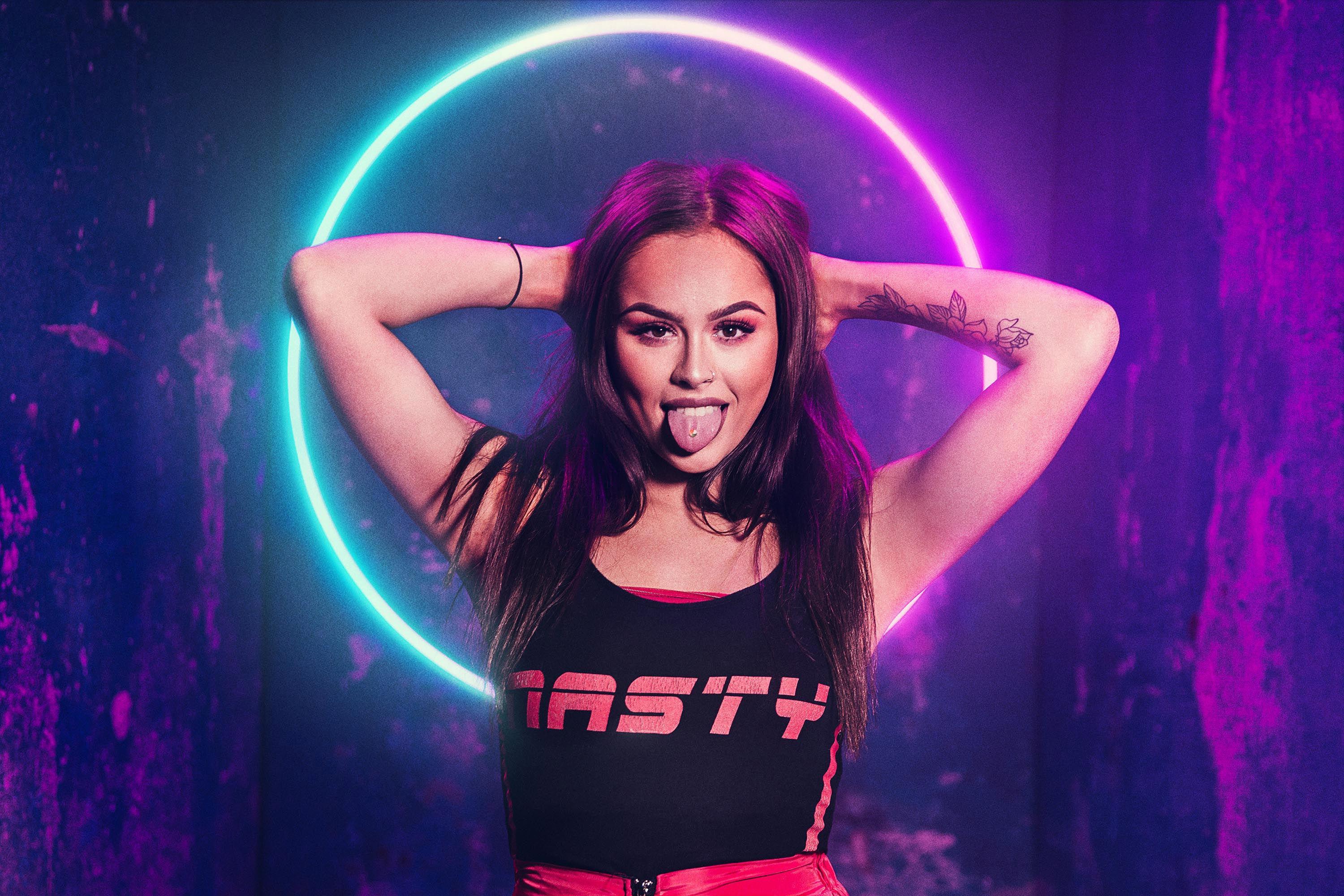 The Circle Maya Jama Wallpaper, HD Tv