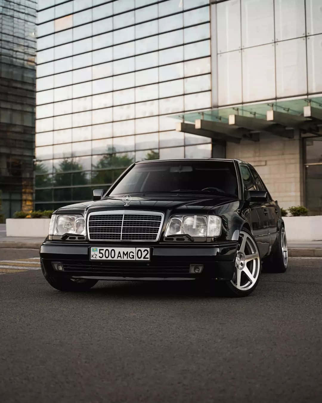 Old Mercedes 500E Wallpaper