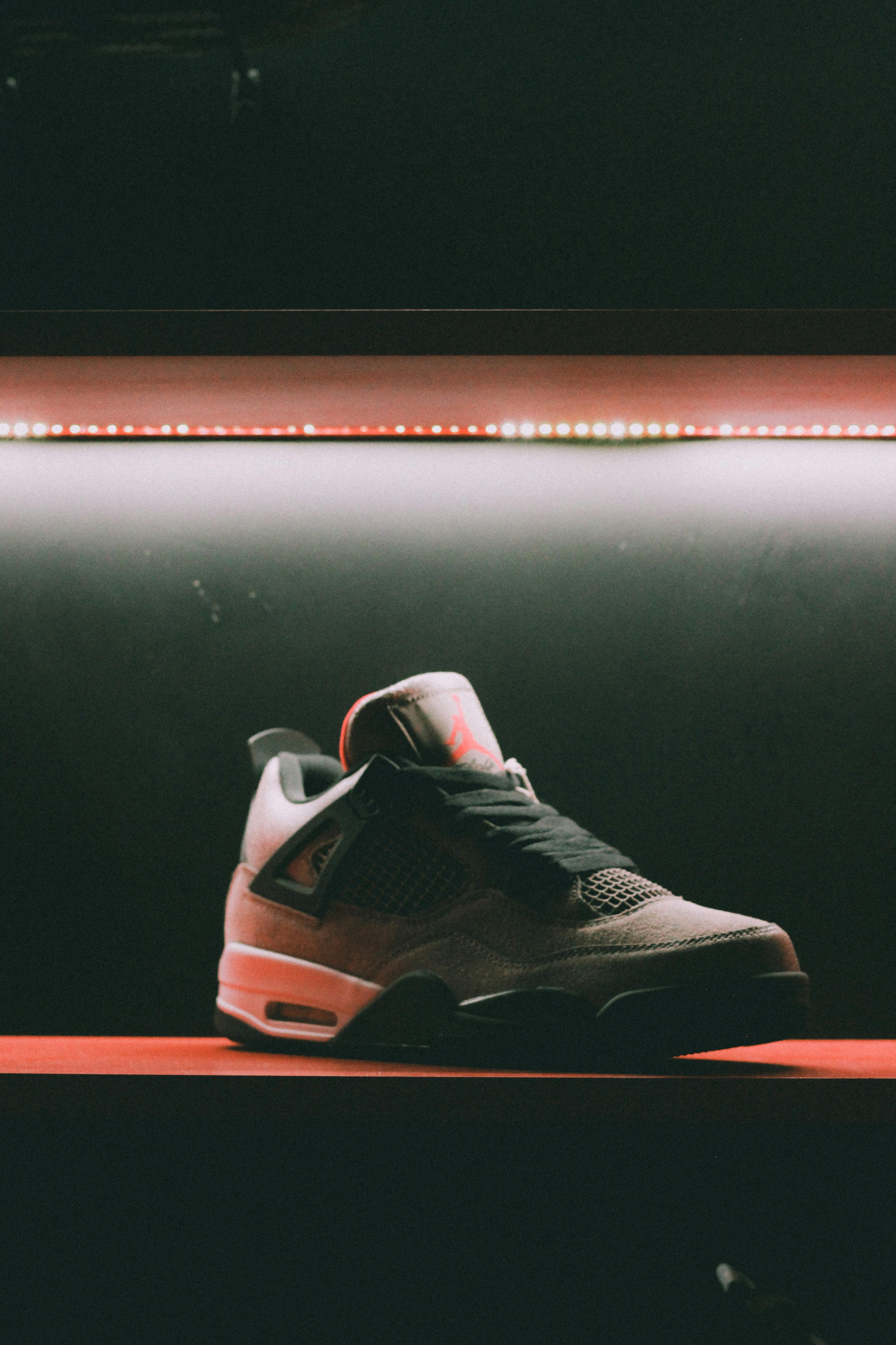 Nike Air Jordan IV · Free