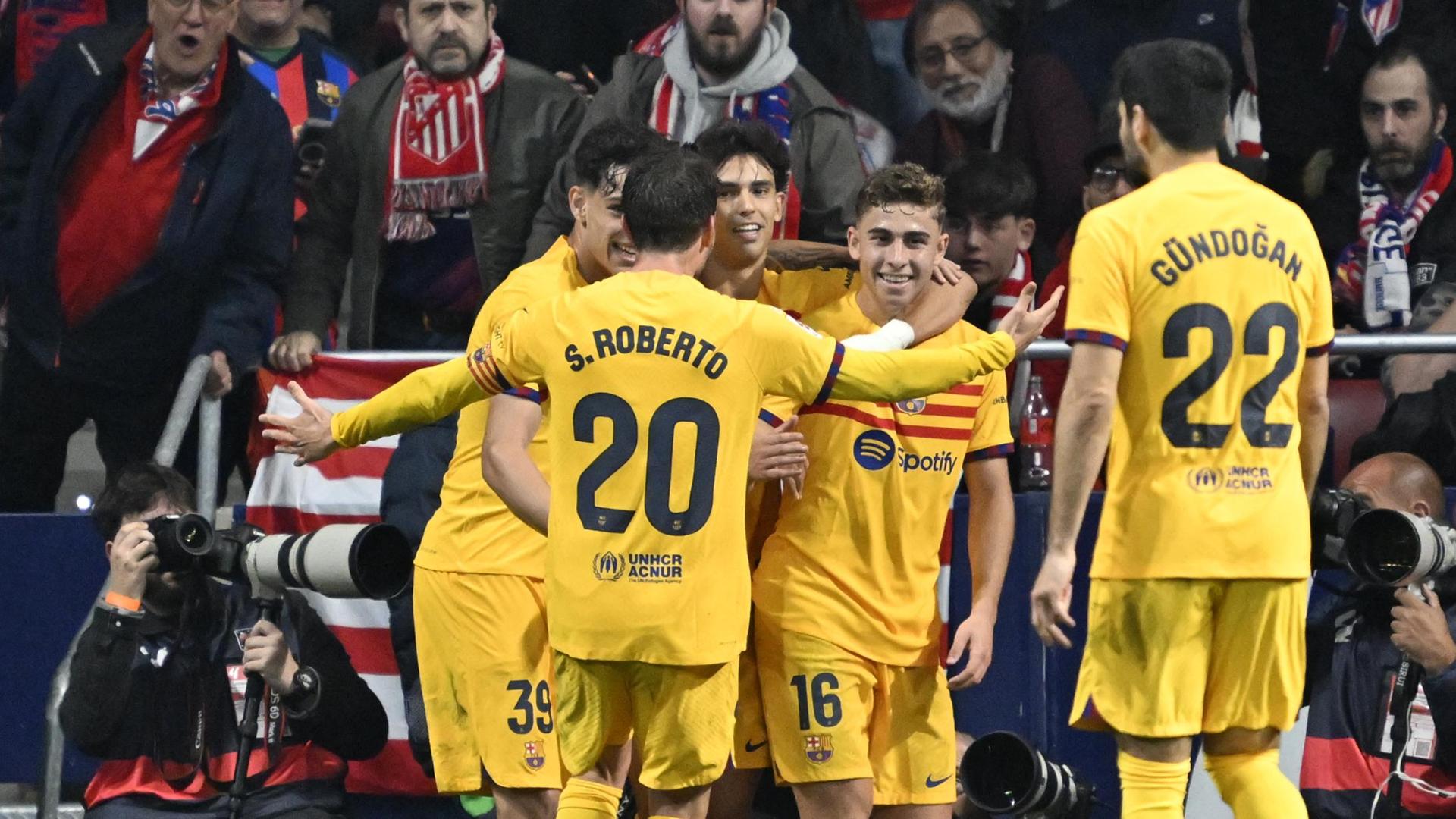 Fermín López heads home the goal as