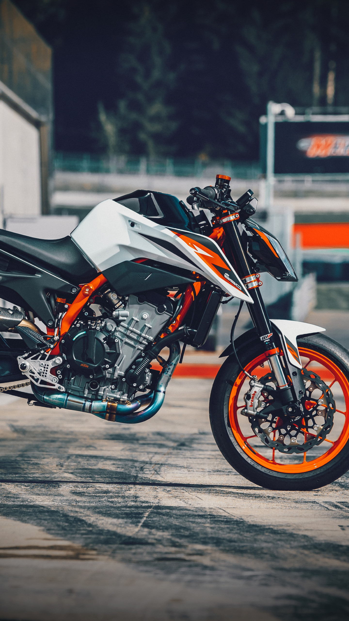 Download wallpaper: KTM 890 Duke R