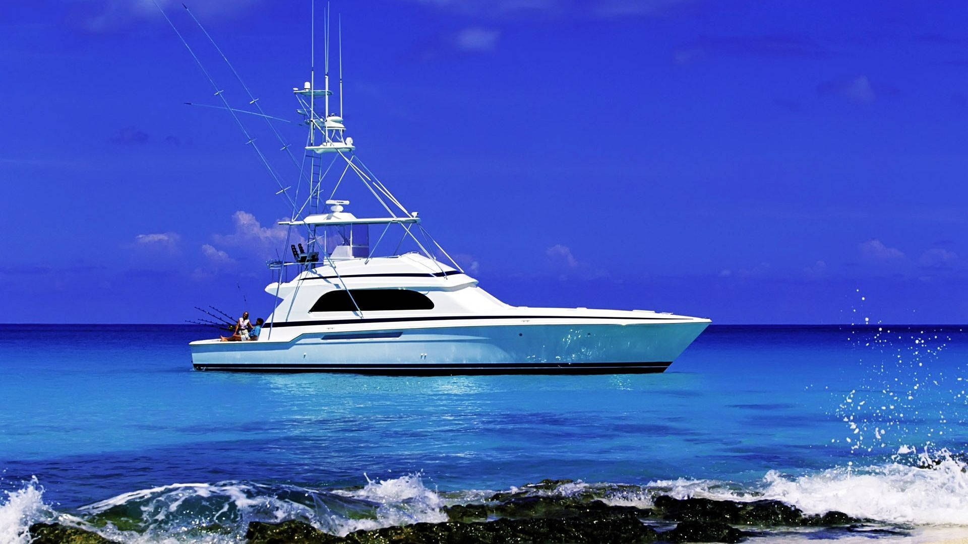Download free Luxury Boat On Blue Sea