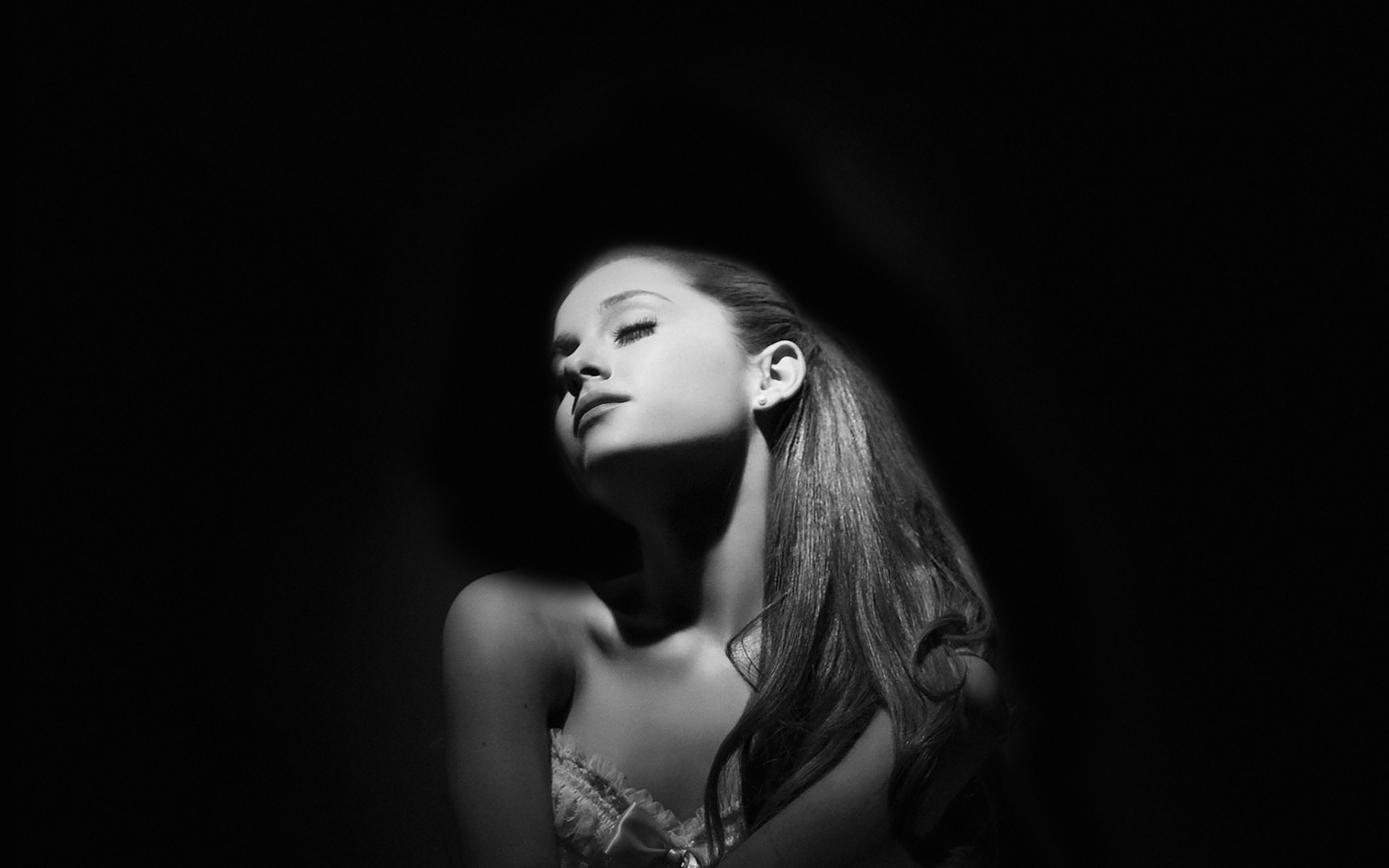 Wallpaper Ariana Grande Dark Music