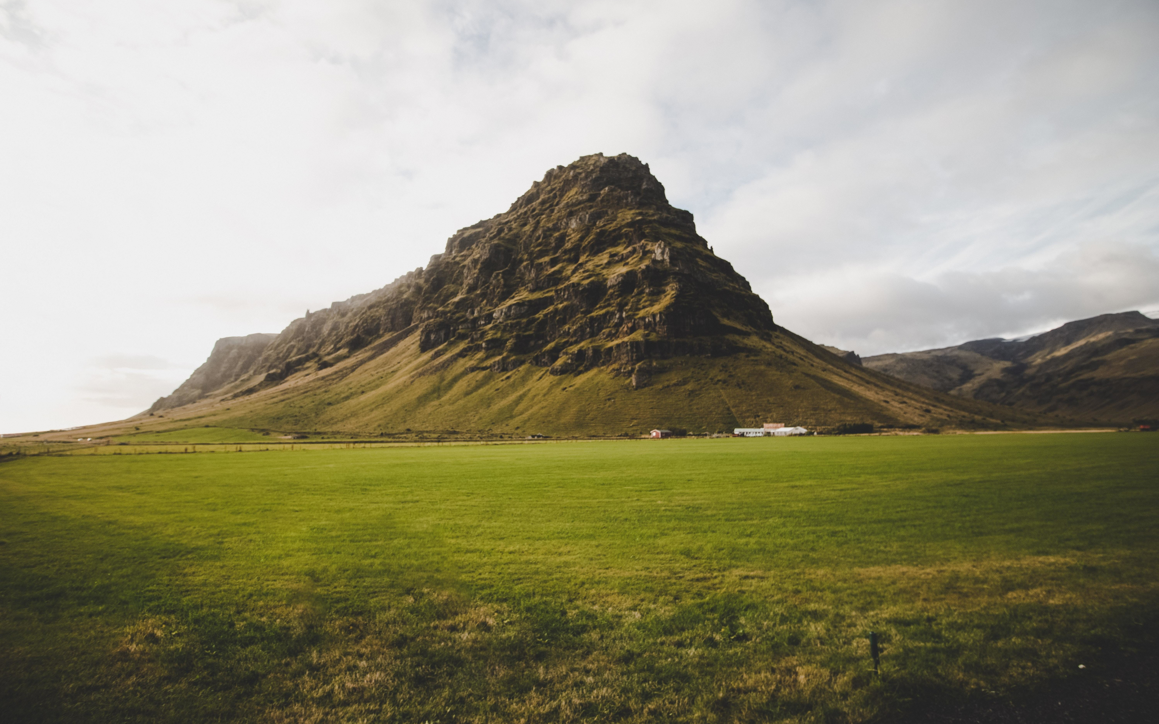 Download wallpaper 3840x2400 green hill