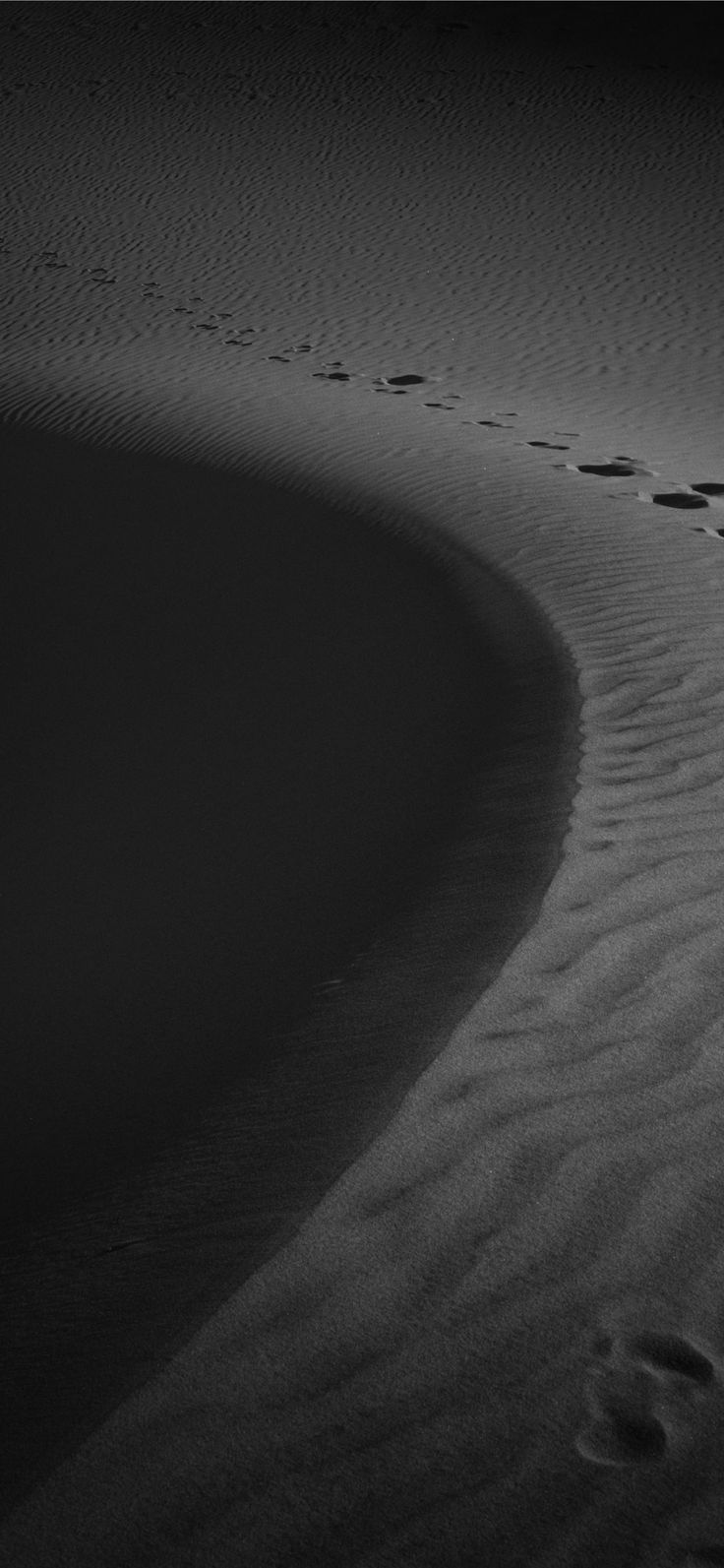 footprints on sand iPhone 11 Wallpaper