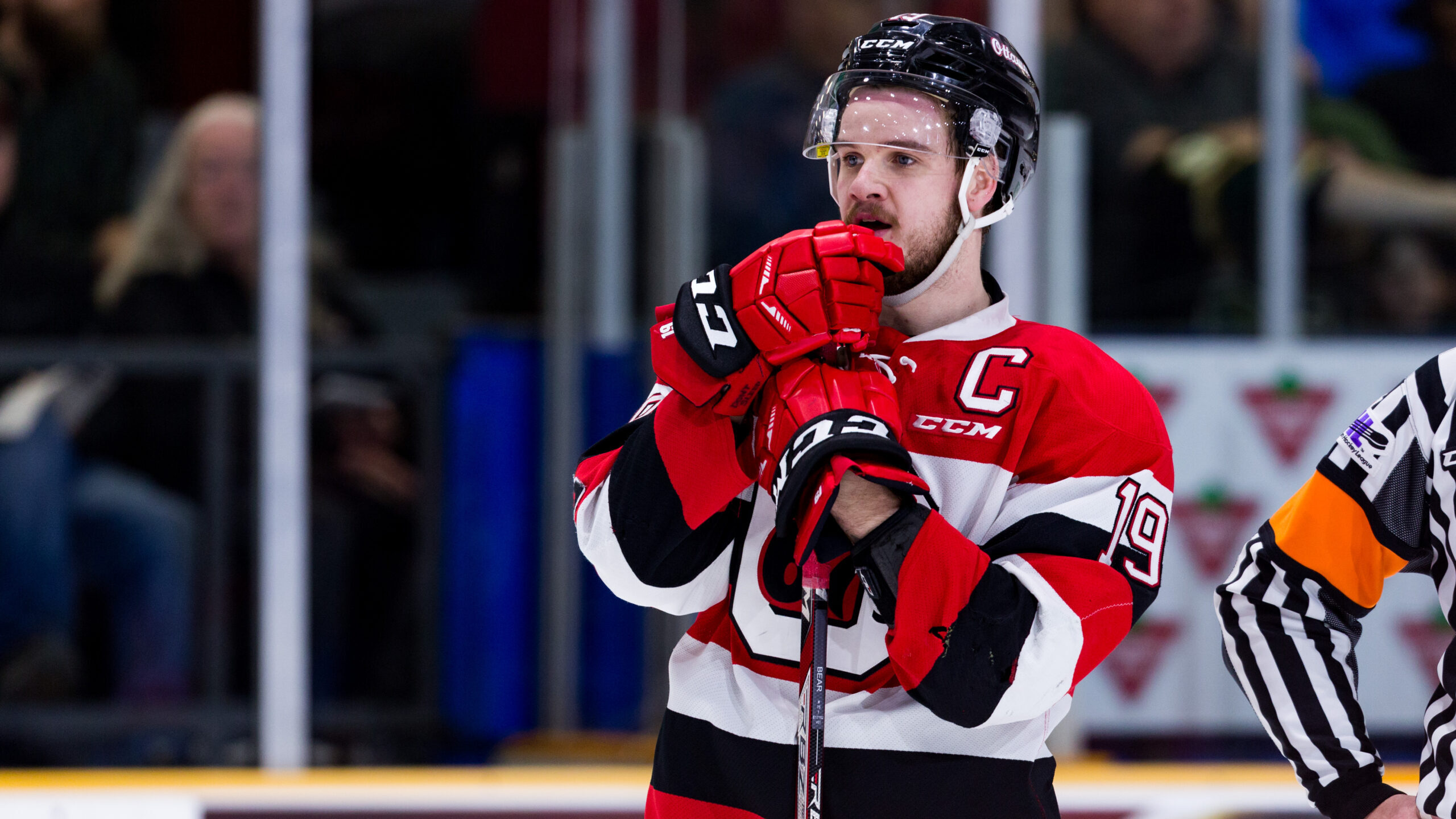 Coyotes sign forward Travis Barron to 1