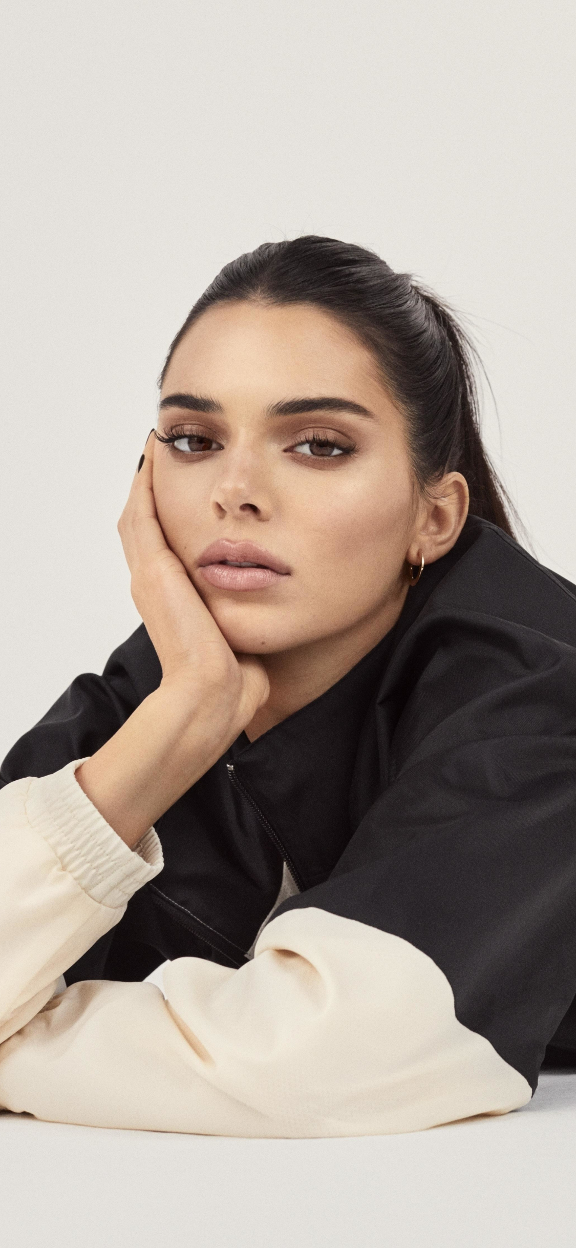 Download wallpaper 1125x2436 kendall