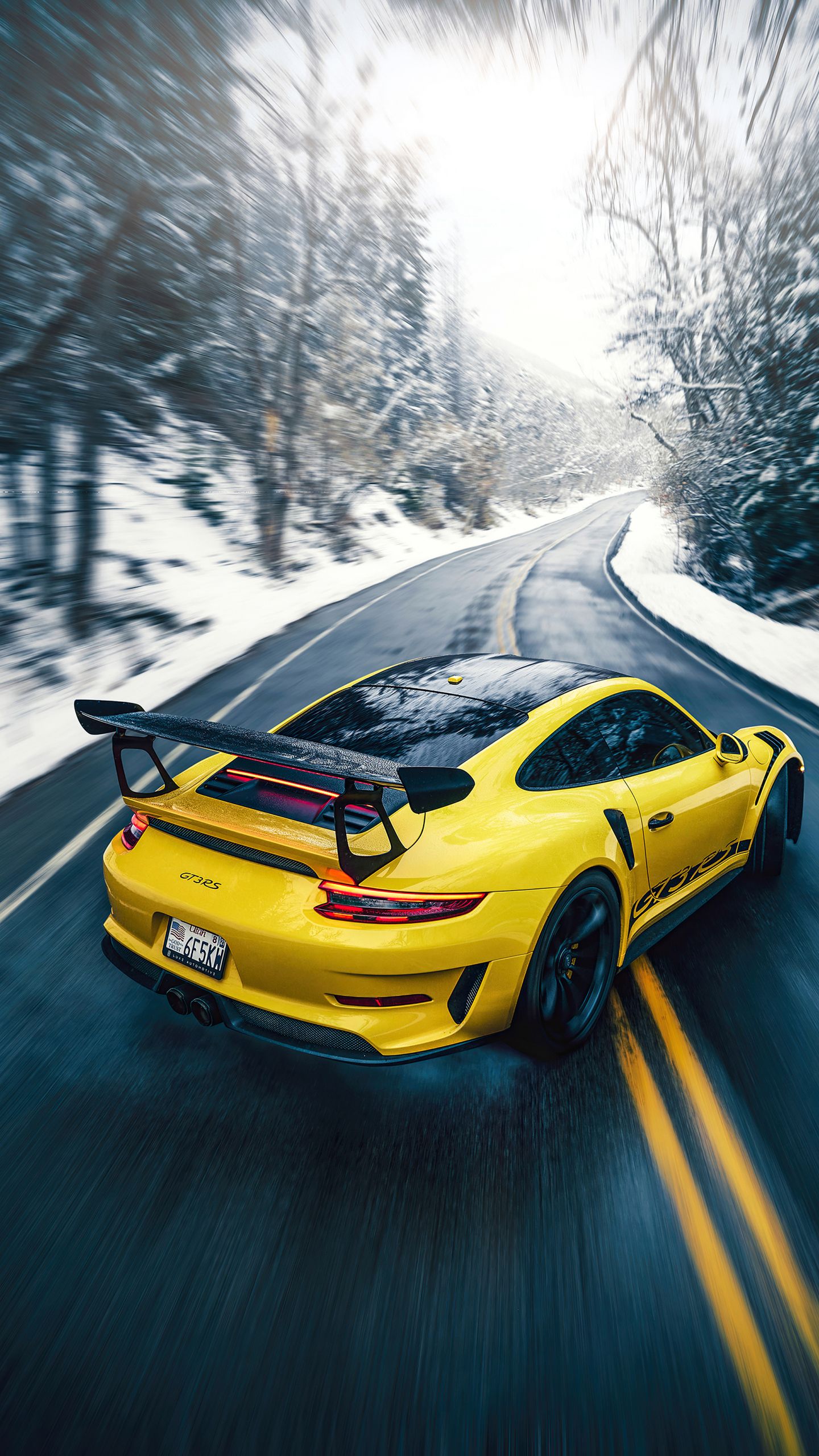 Porsche GT3RS, yellow sports car