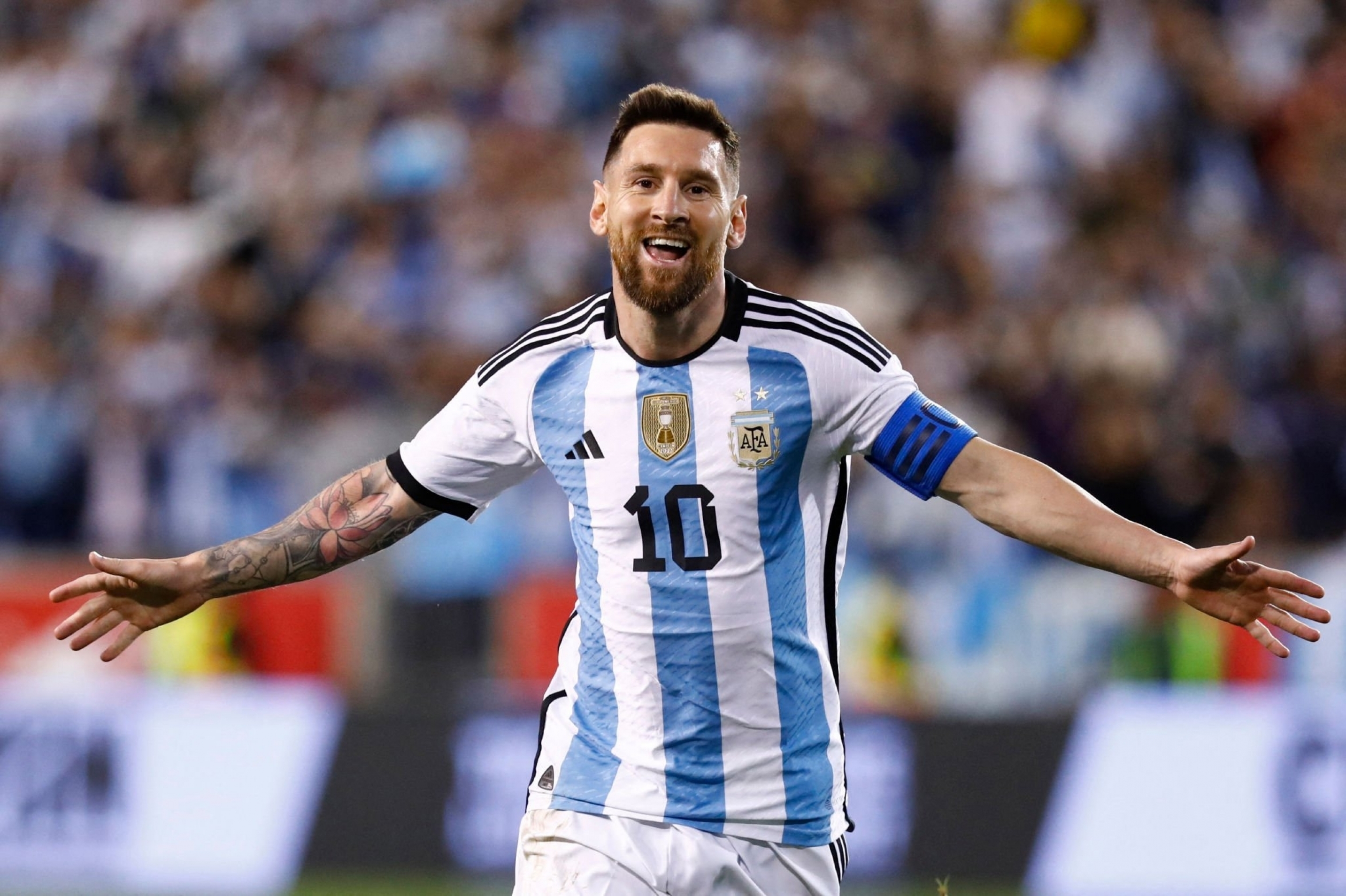 Golden Messi: Argentina HD Wallpaper
