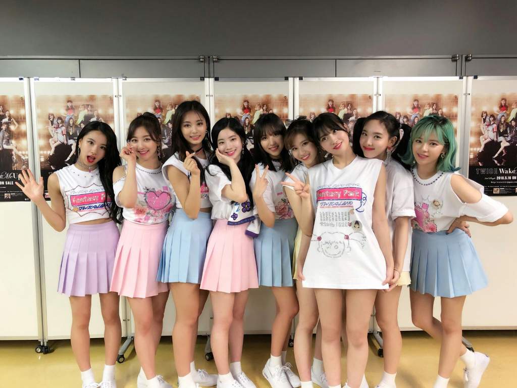 How to Dress for a Kpop Concert