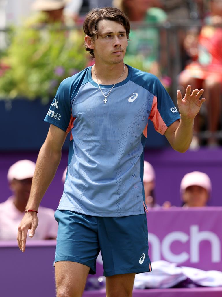 Alex de Minaur defeats Reilly Opelka
