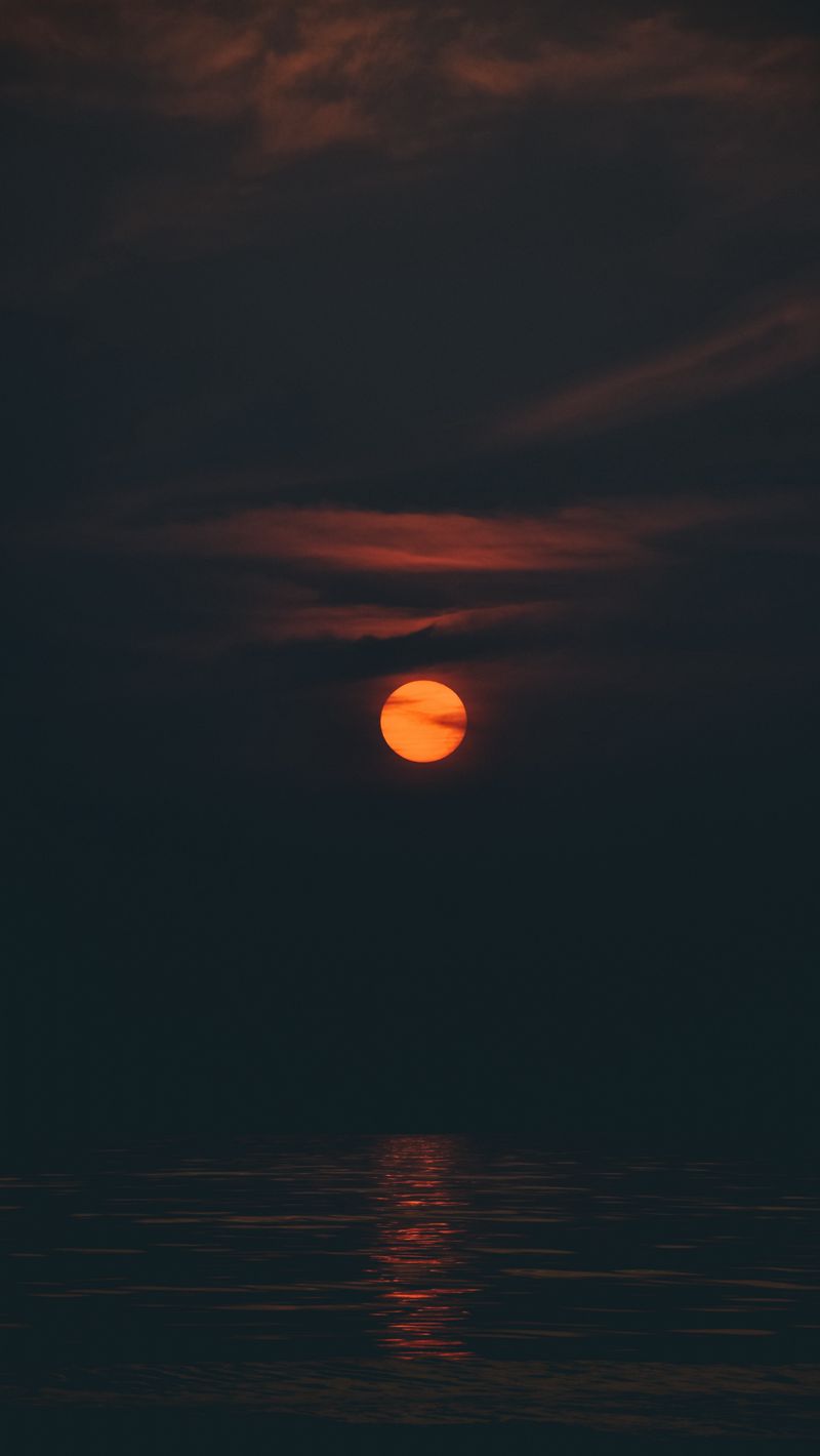 Download wallpaper 800x1420 ocean, moon