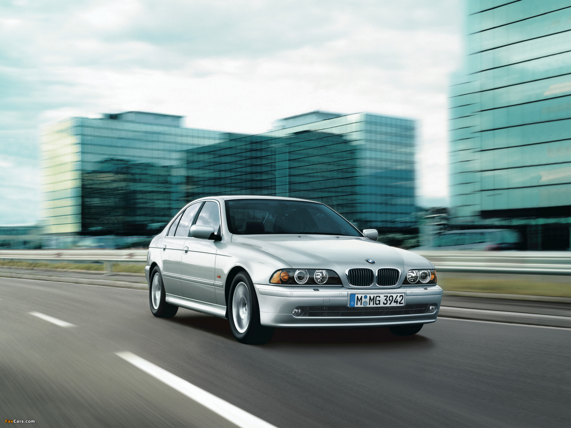 BMW 520i Sedan (E39) 2000–03 wallpaper